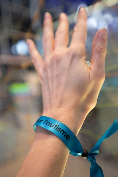 Bracelet bleu avec l'incription Journée de l'autisme